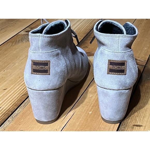 TOMS women's tan suede lace up wedge heel ankle bootie/boot. Size 11 - Picture 4 of 7